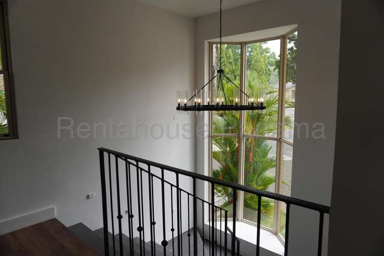 Oportunidad Casa Remodelada Embassy Gardens | 356 m² | 3 Recámaras | 27YCG671