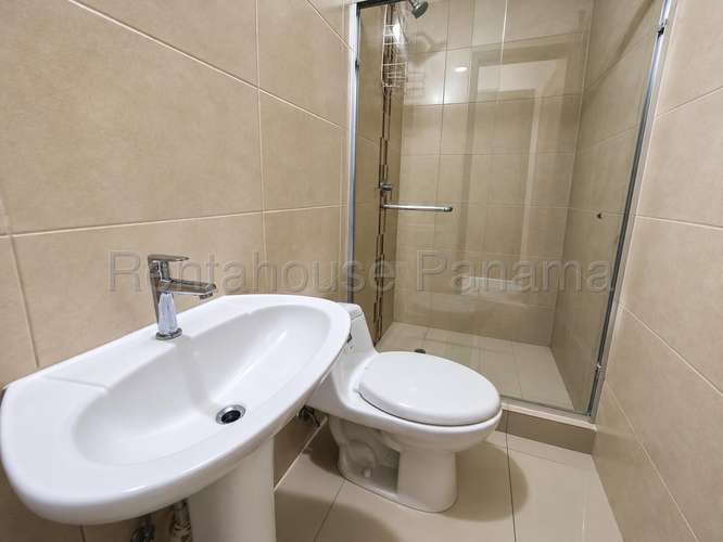 Se Alquila Apartamento en Vía España, PH San Roque  LA27-3290