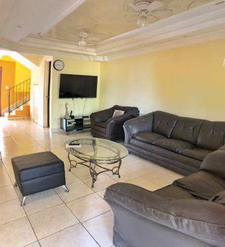 Exclusiva casa de 2 niveles en Dorado Lakes, Lakeside: 3 recámaras y terraza amplia. - Imagen 2