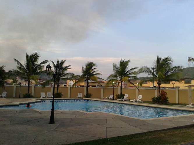 Exclusiva casa de 2 niveles en Dorado Lakes, Lakeside: 3 recámaras y terraza amplia. - Imagen 14