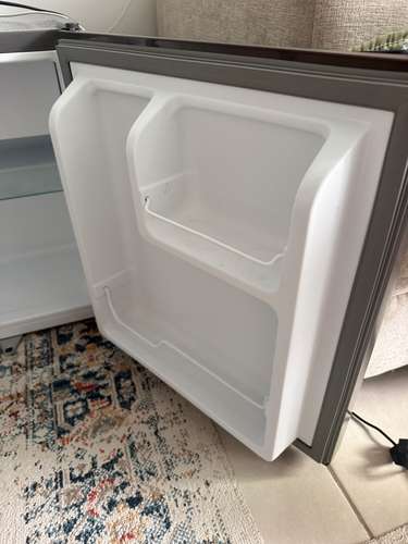  Mini Refrigeradora Hisense 1.6 pies³ – Como nueva - Imagen 3