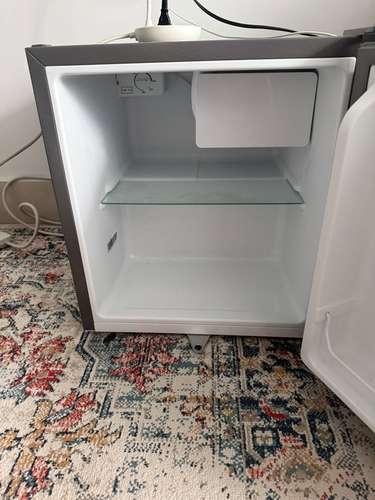  Mini Refrigeradora Hisense 1.6 pies³ – Como nueva - Imagen 2