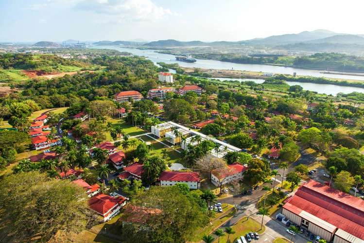 Casa de 4 dormitorios en alquiler en Ciudad de Panamá con jardín y terraza en Clayton
