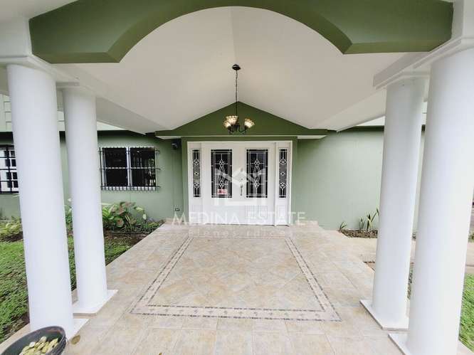 Casa de 4 dormitorios en alquiler en Ciudad de Panamá con jardín y terraza en Clayton