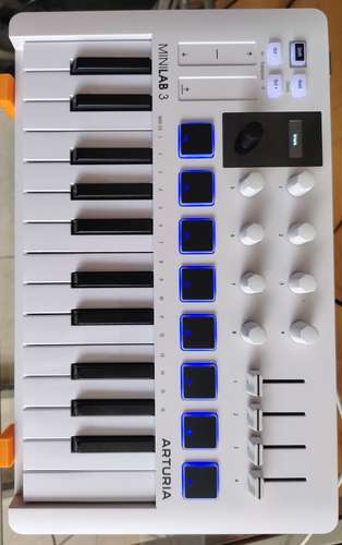 Controlador Arturia MiniLab 3 + Filtro Aislante Iconic Mars Comet, como nuevos. 