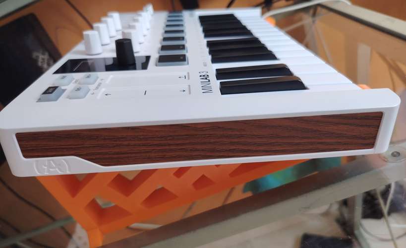 Controlador Arturia MiniLab 3 + Filtro Aislante Iconic Mars Comet, como nuevos.  - Imagen 4