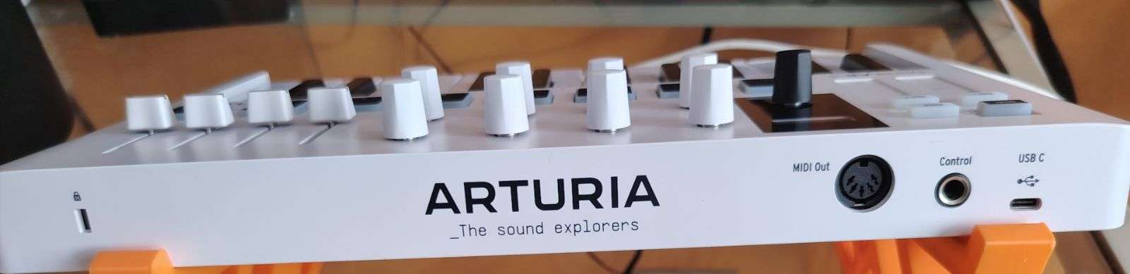 Controlador Arturia MiniLab 3 + Filtro Aislante Iconic Mars Comet, como nuevos.  - Imagen 2
