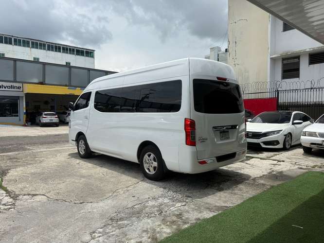 HERMOSA NISSAN URVAN AUTOMÁTICO 2022