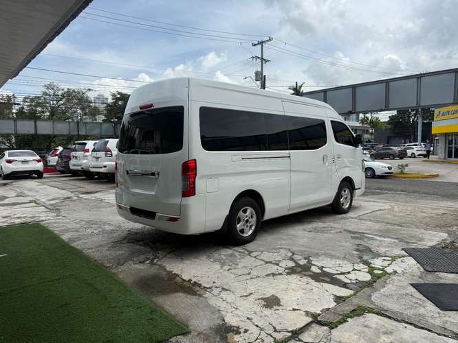 HERMOSA NISSAN URVAN AUTOMÁTICO 2022