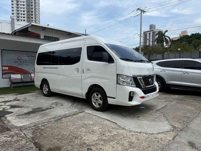 HERMOSA NISSAN URVAN AUTOMÁTICO 2022