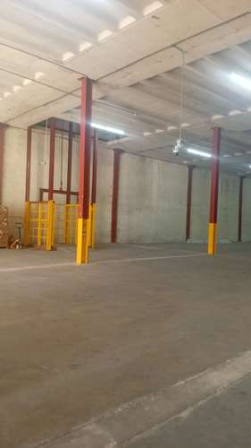 Alquilo espacio en bodega de colon