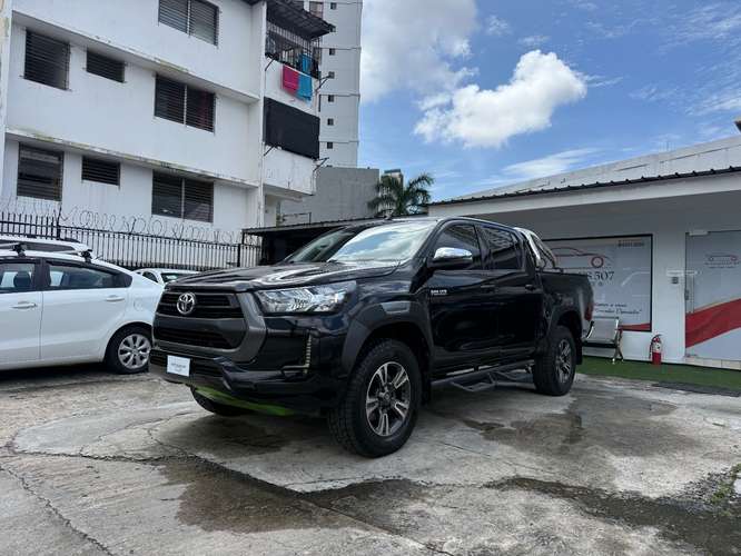 HERMOSA TOYOTA HILUX AUTOMÁTICO SEMI FULL 2023