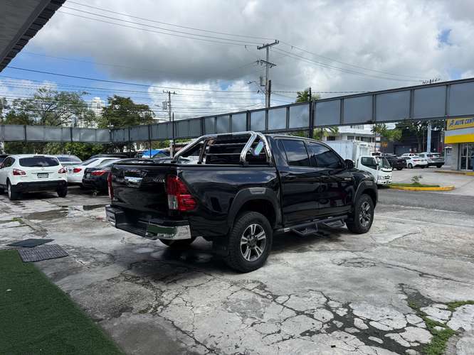 HERMOSA TOYOTA HILUX AUTOMÁTICO SEMI FULL 2023