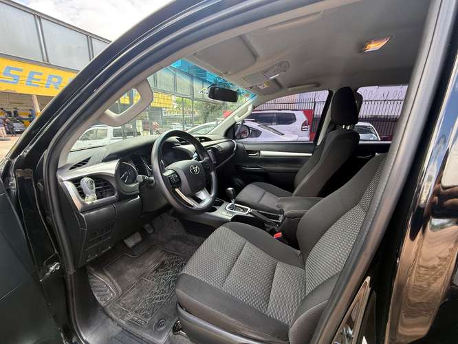 HERMOSA TOYOTA HILUX AUTOMÁTICO SEMI FULL 2023