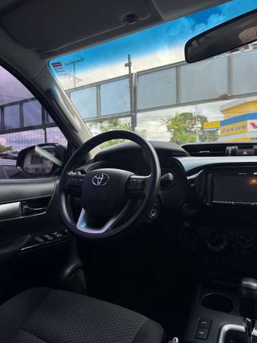HERMOSA TOYOTA HILUX AUTOMÁTICO SEMI FULL 2023