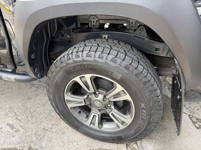 HERMOSA TOYOTA HILUX AUTOMÁTICO SEMI FULL 2023