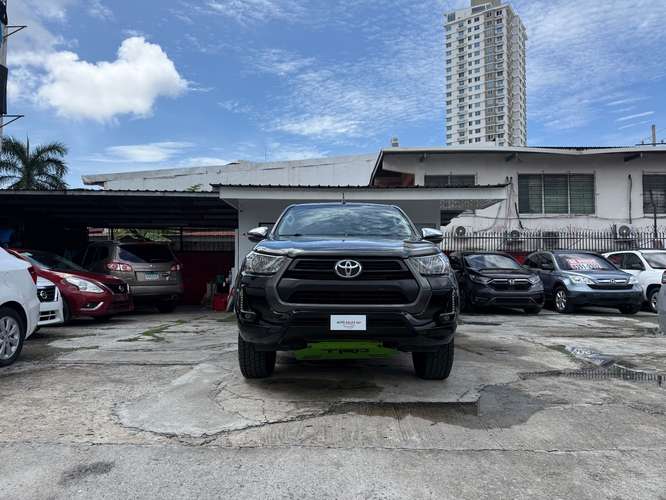 HERMOSA TOYOTA HILUX AUTOMÁTICO SEMI FULL 2023