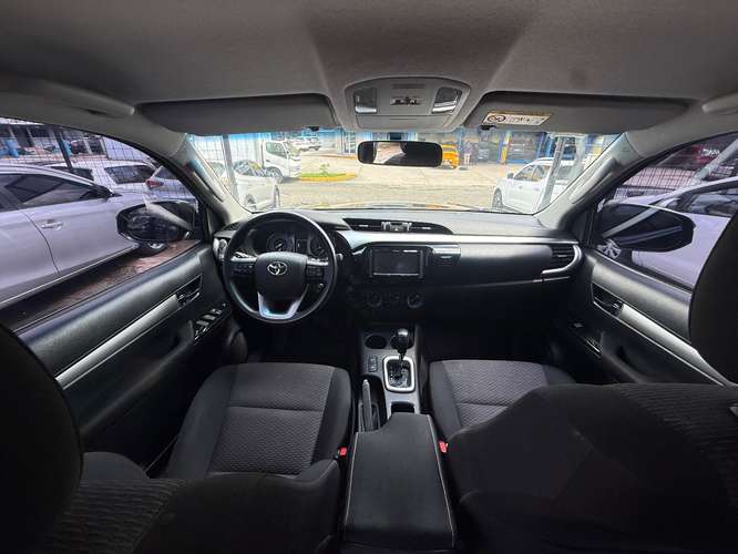 HERMOSA TOYOTA HILUX AUTOMÁTICO SEMI FULL 2023