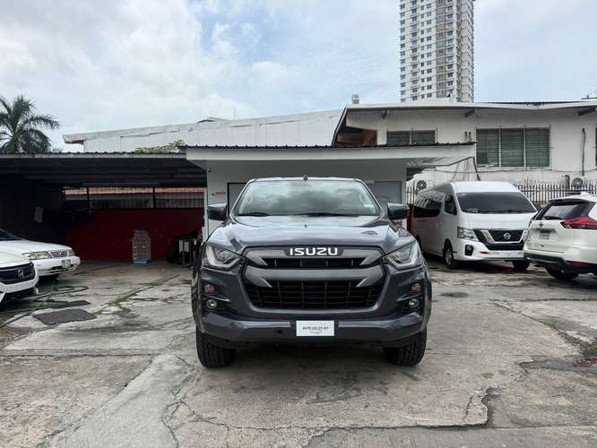 HERMOSA ISUZU DMAX AUTOMÁTICA SEMI FULL 2024