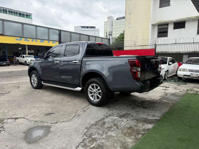 HERMOSA ISUZU DMAX AUTOMÁTICA SEMI FULL 2024