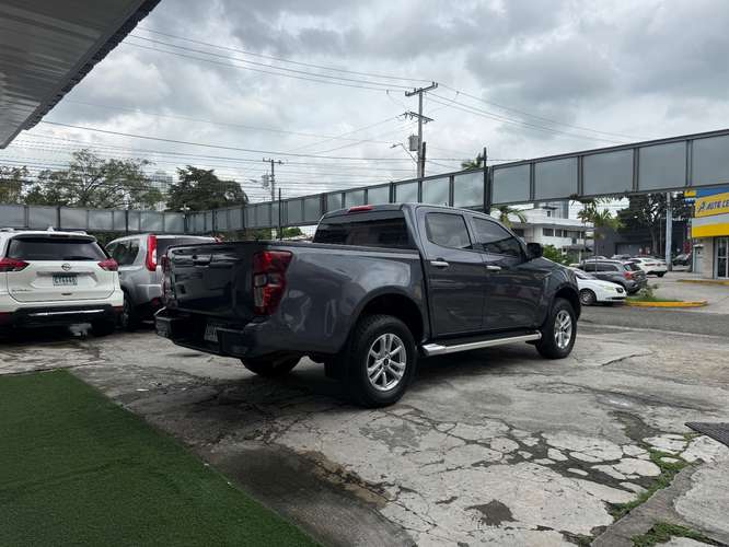 HERMOSA ISUZU DMAX AUTOMÁTICA SEMI FULL 2024