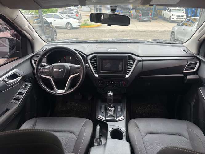 HERMOSA ISUZU DMAX AUTOMÁTICA SEMI FULL 2024