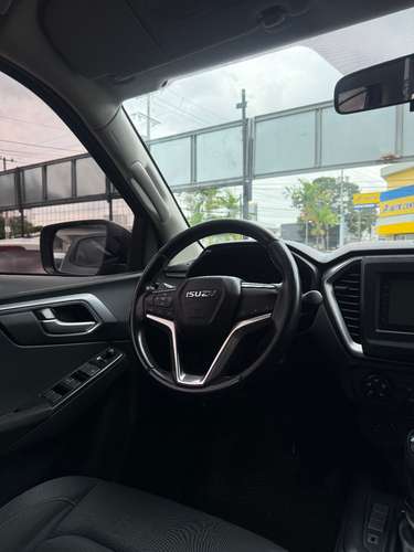 HERMOSA ISUZU DMAX AUTOMÁTICA SEMI FULL 2024