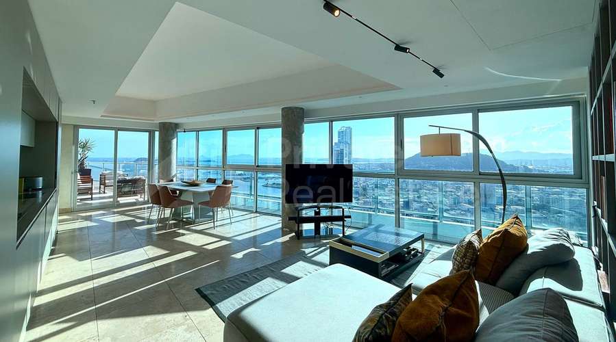 Alquiler de moderno apartamento en P.H. Yacht Club, Avenida Balboa.