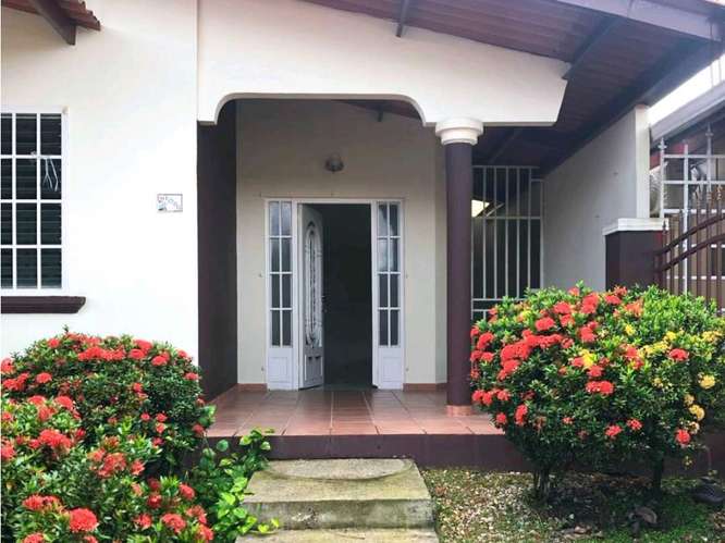 EN VENTA CASA BRISAS DEL GOLF