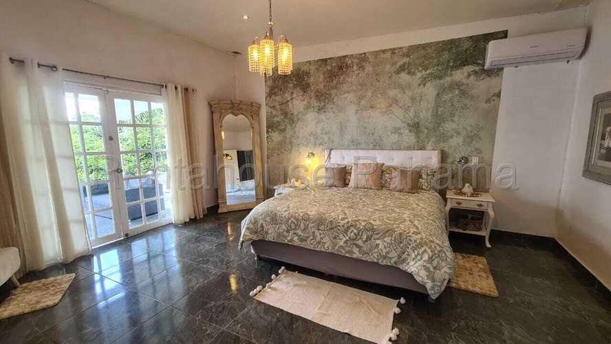 Venta de Casa Dúplex de Playa Amoblada Frente al Mar en Saboga Casa de Playa 1559.55 m², 27GP1928