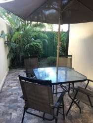 ALQUILO APARTAMENTO EN PLANTA BAJA CON TERRAZA Y JARDIN-INCLUYE SERVICIOS