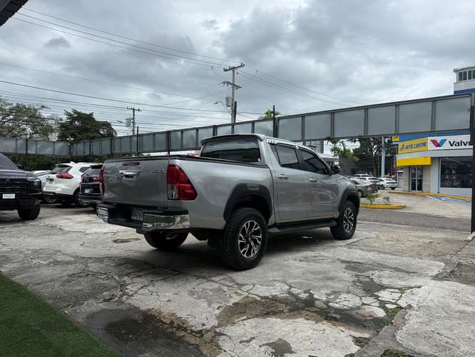 HERMOSA TOYOTA HILUX AUTOMÁTICO SEMI FULL 2022
