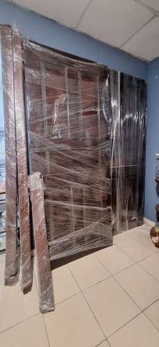 Se venden 2 hermosas puertas de madera maciza caoba, con sus marcos y bisagras