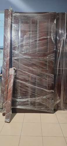 Se venden 2 hermosas puertas de madera maciza caoba, con sus marcos y bisagras