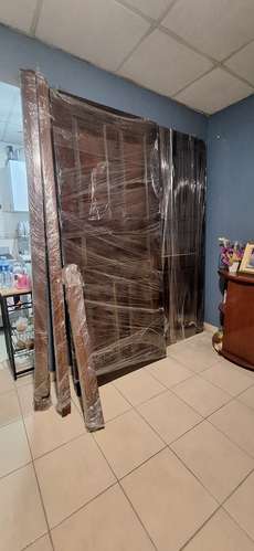 Se venden 2 hermosas puertas de madera maciza caoba, con sus marcos y bisagras