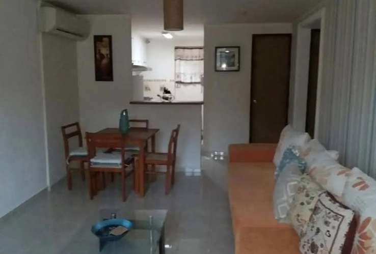 SE ALQUILA APARTAMENTO SEMIAMOBLADO