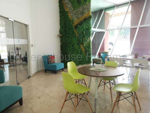 Se alquila apartamento con balcón en Carrasquilla 27-3311/GMB