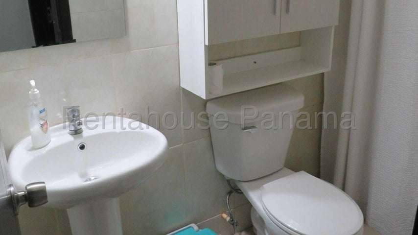 Se alquila apartamento con balcón en Carrasquilla 27-3311/GMB