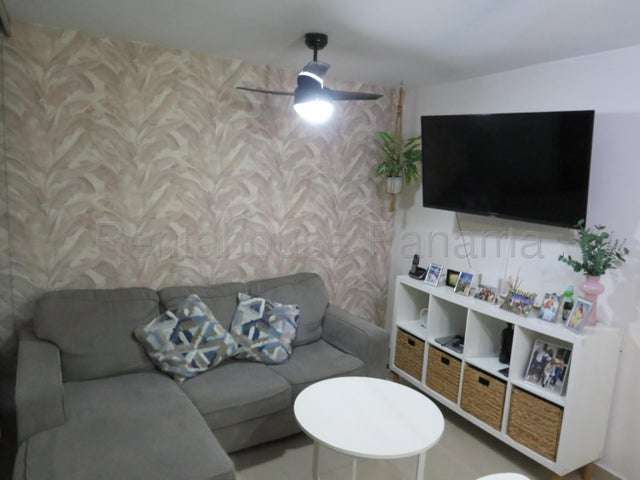 Se alquila apartamento con balcón en Carrasquilla 27-3311/GMB