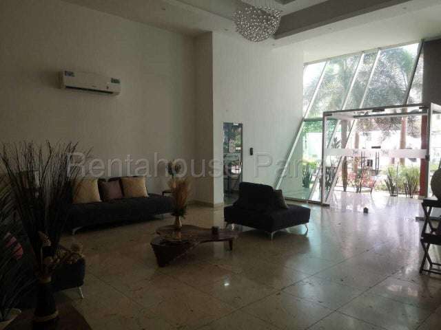Se alquila apartamento con balcón en Carrasquilla 27-3311/GMB