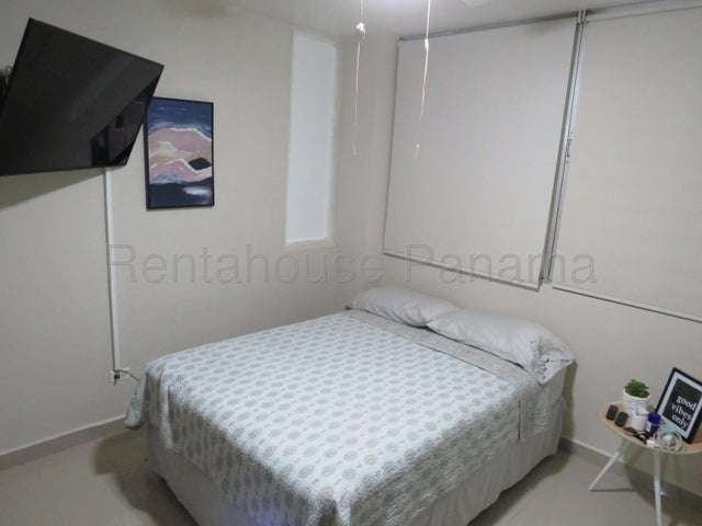 Se alquila apartamento con balcón en Carrasquilla 27-3311/GMB