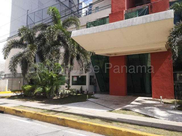 Se alquila apartamento con balcón en Carrasquilla 27-3311/GMB
