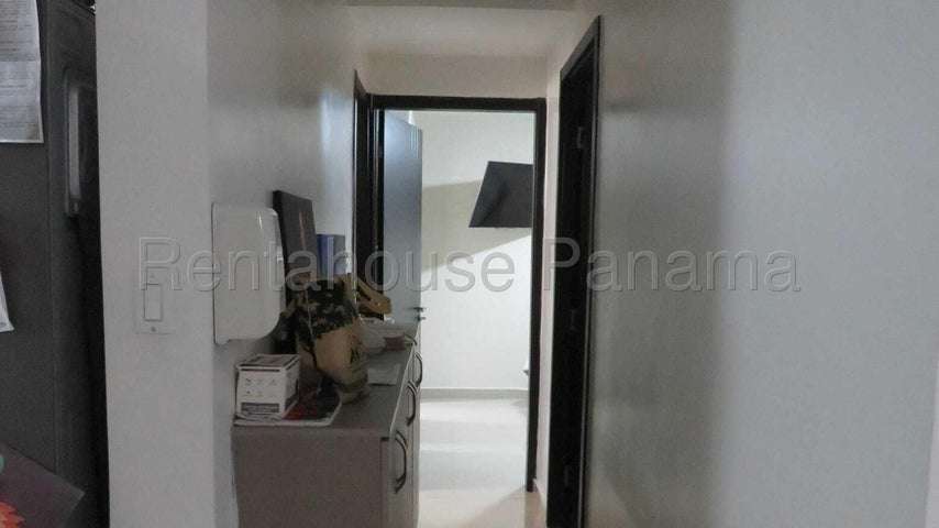 Se alquila apartamento con balcón en Carrasquilla 27-3311/GMB