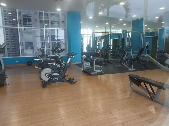 Apartamento amoblado de 3 recámaras con vista al mar, 2 estacionamientos y amenidades de lujo en Ciudad de Panamá VL
