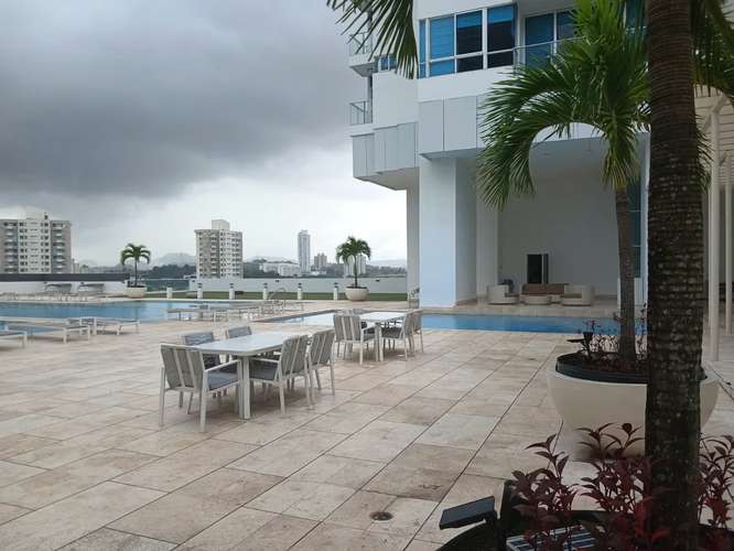 Apartamento amoblado de 3 recámaras con vista al mar, 2 estacionamientos y amenidades de lujo en Ciudad de Panamá VL