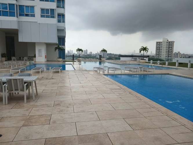 Apartamento amoblado de 3 recámaras con vista al mar, 2 estacionamientos y amenidades de lujo en Ciudad de Panamá VL
