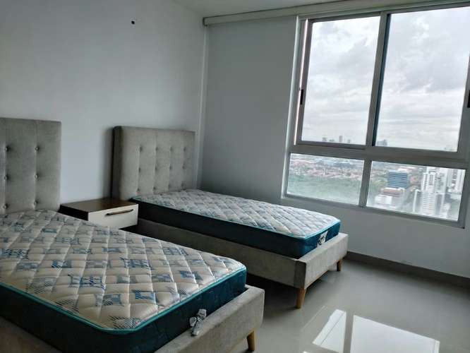 Apartamento amoblado de 3 recámaras con vista al mar, 2 estacionamientos y amenidades de lujo en Ciudad de Panamá VL