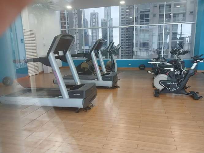 Apartamento amoblado de 3 recámaras con vista al mar, 2 estacionamientos y amenidades de lujo en Ciudad de Panamá VL