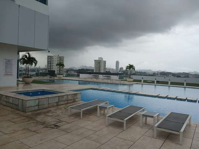 Apartamento amoblado de 3 recámaras con vista al mar, 2 estacionamientos y amenidades de lujo en Ciudad de Panamá VL