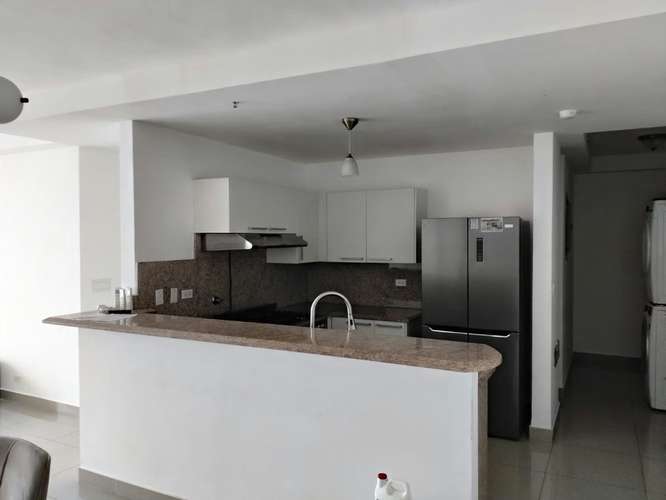 Apartamento amoblado de 3 recámaras con vista al mar, 2 estacionamientos y amenidades de lujo en Ciudad de Panamá VL